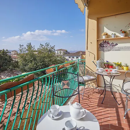 Cento Passi Dal Duomo B&B 아레초